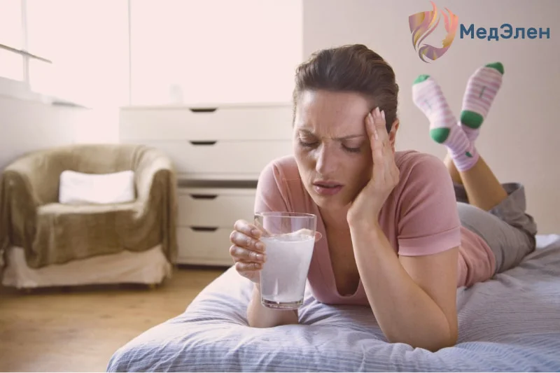 Девушка держит в руке стакан